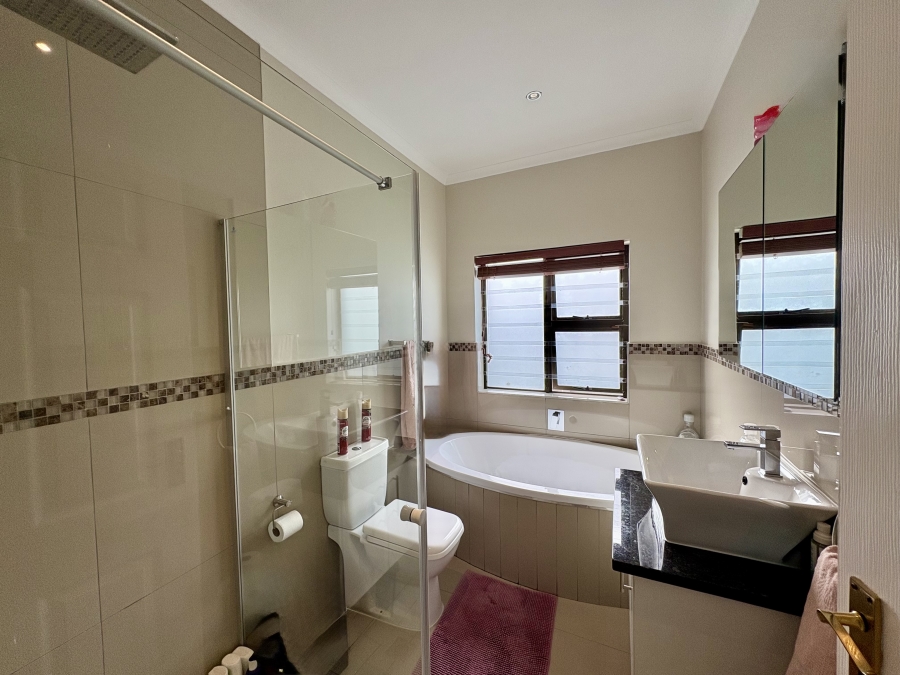 5 Bedroom Property for Sale in Parklands North Western Cape
